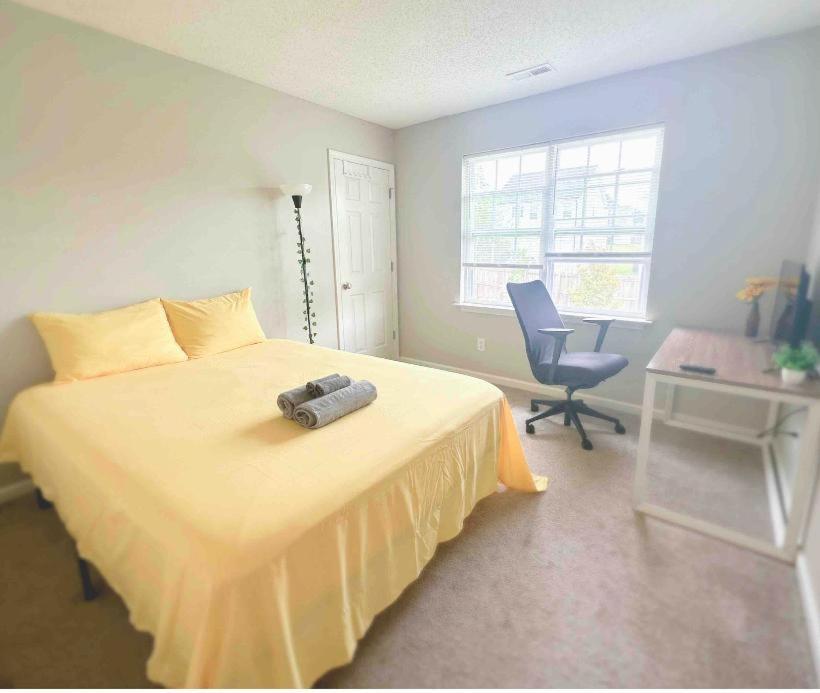 Spacious Room With Shared Bathroom Raleigh Exterior foto