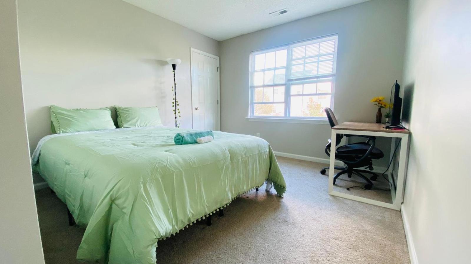 Spacious Room With Shared Bathroom Raleigh Exterior foto