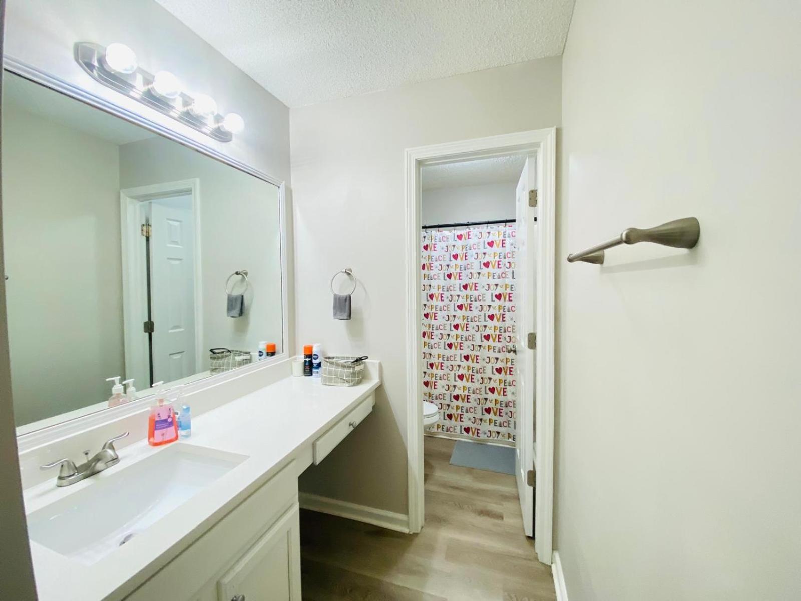 Spacious Room With Shared Bathroom Raleigh Exterior foto