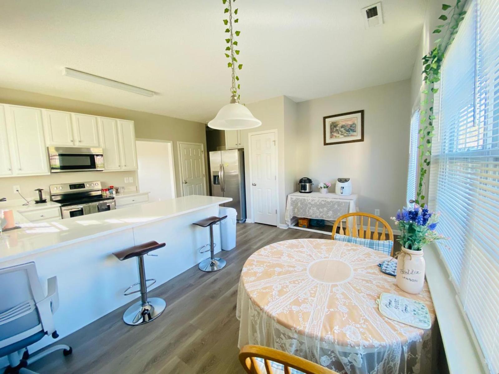 Spacious Room With Shared Bathroom Raleigh Exterior foto